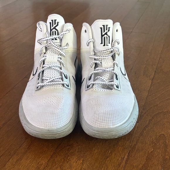 Nike Kyrie Irving Basketball Shoes - Picture 2 of 3